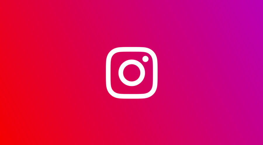 Das Titelbild des Artikels zeigt das Instagram-Logo (Icon)auf einem leuchtend rote-violett scheinenden Hintergund.